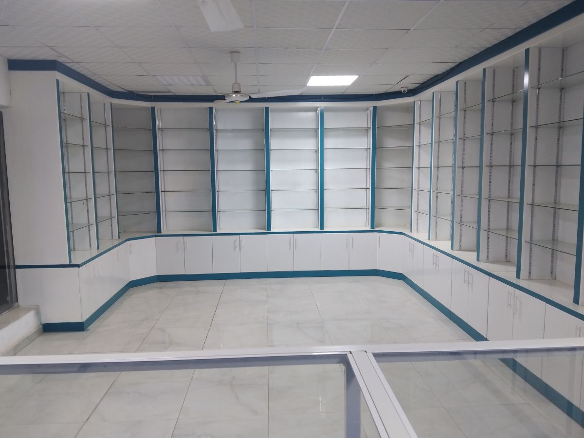 Local commercial spacieux avec bureau à louer à Nelson Mandela en face du Lycée Lumières