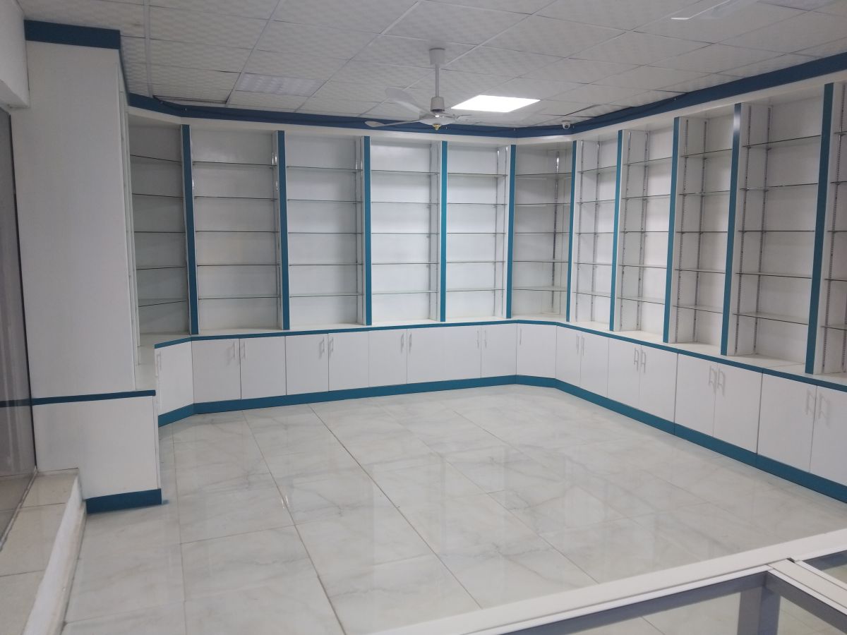 Local commercial spacieux avec bureau à louer à Nelson Mandela en face du Lycée Lumières