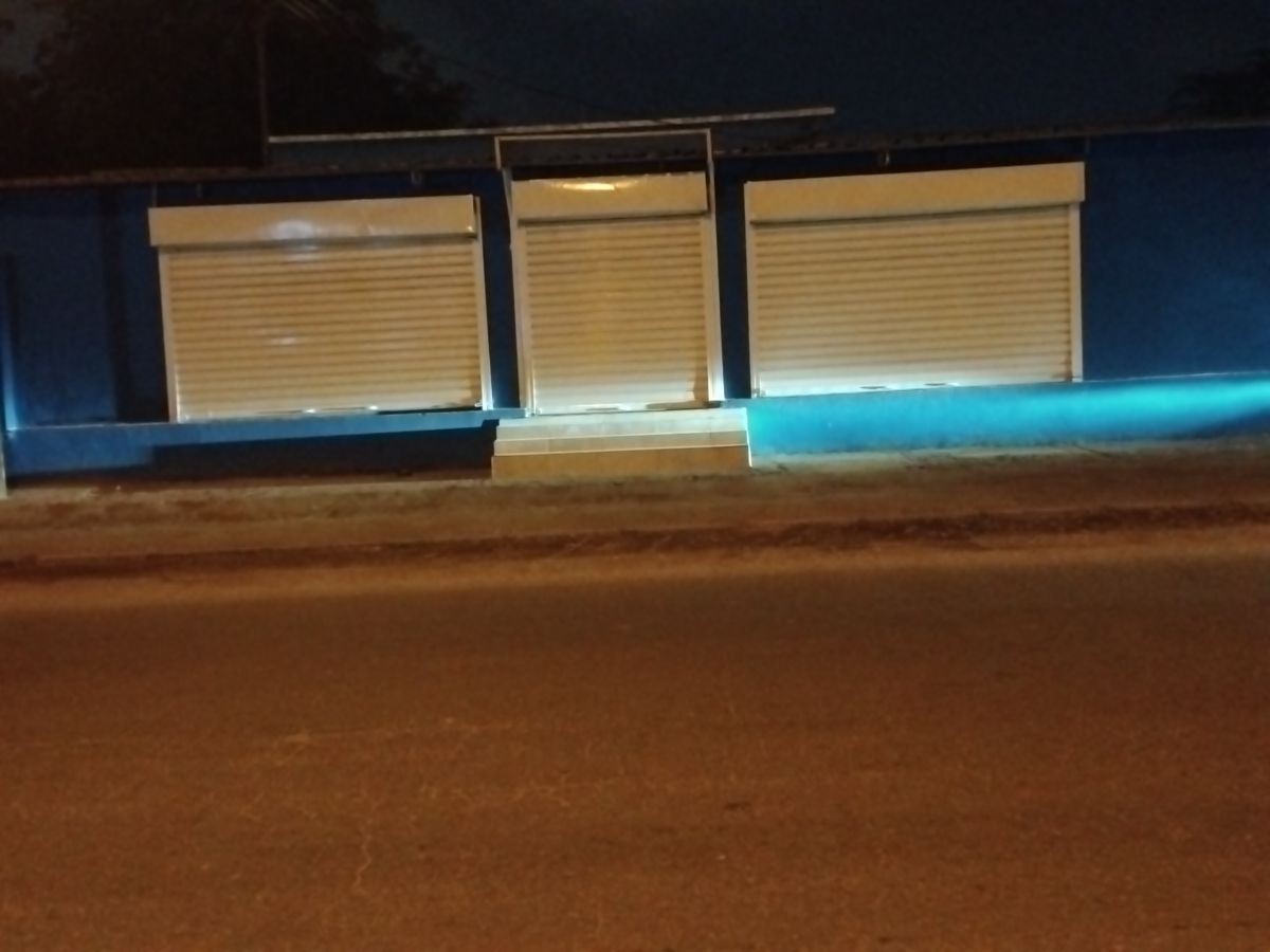 Local commercial spacieux avec bureau à louer à Nelson Mandela en face du Lycée Lumières