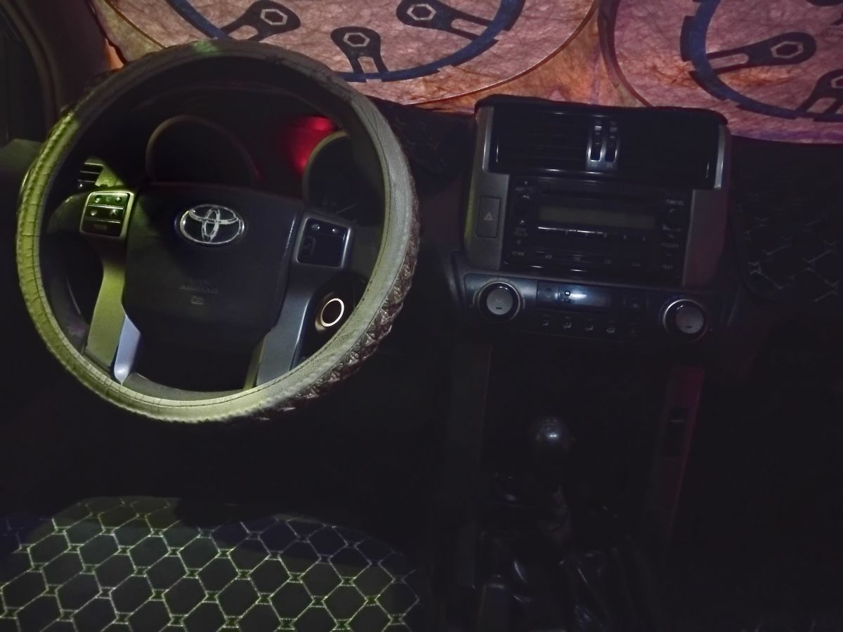 Toyota Prado 2014 diesel, boîte manuelle, très bon état