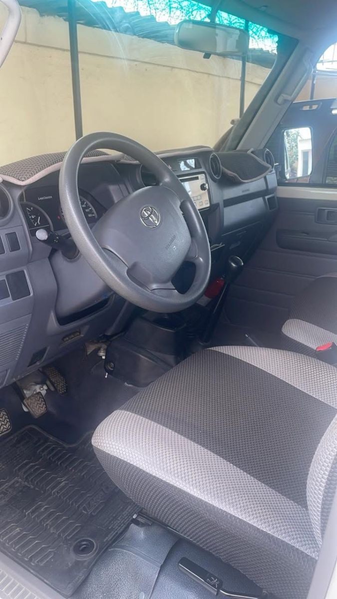 Toyota Land Cruiser HZJ76 2023, faible kilométrage, garantie jusqu\'en 2026