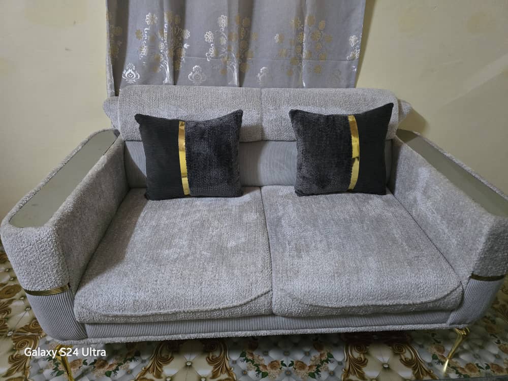 Salon moderne avec canapé, très peu utilisé