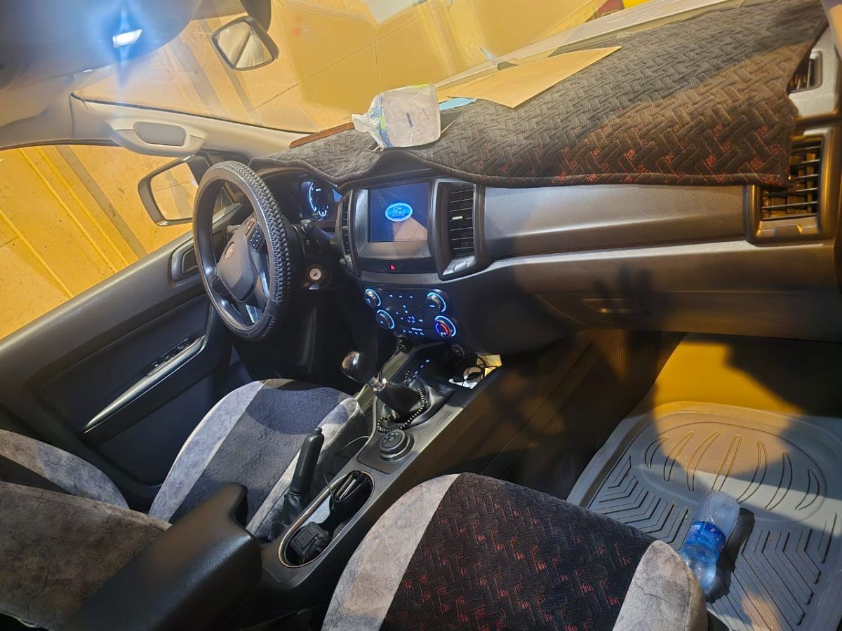 Ford Everest 2022 diesel, manuelle, bon état