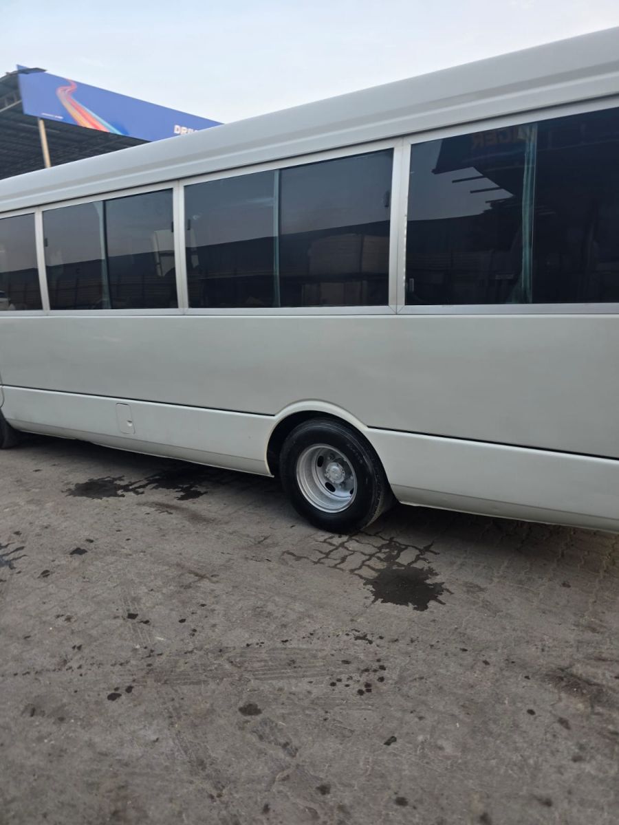 Bus Mitsubishi Rosa 2018 diesel 30 places, manuelle, jusqu\'au port