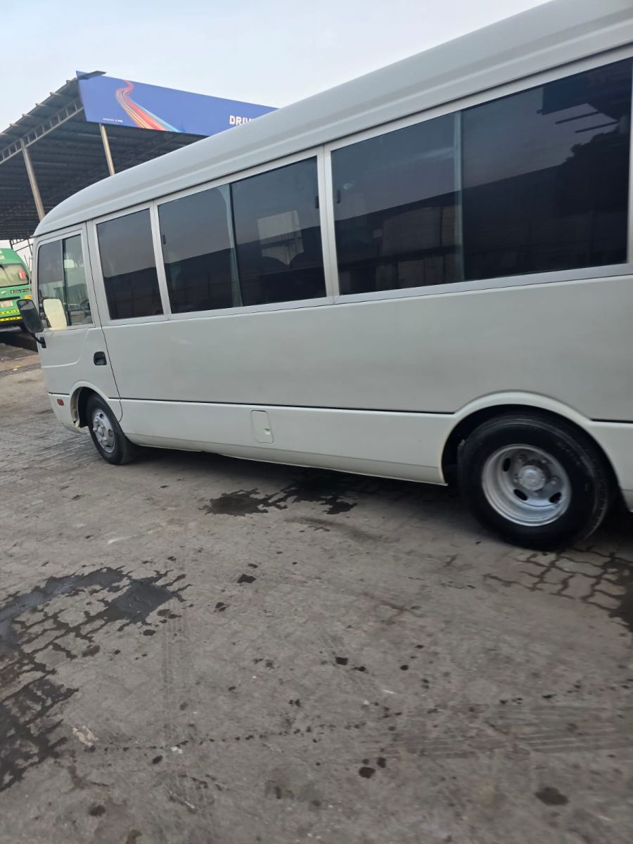 Bus Mitsubishi Rosa 2018 diesel 30 places, manuelle, jusqu\'au port