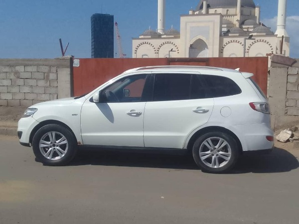 Hyundai Santa Fe 2011, SUV diesel confortable et économique en carburant