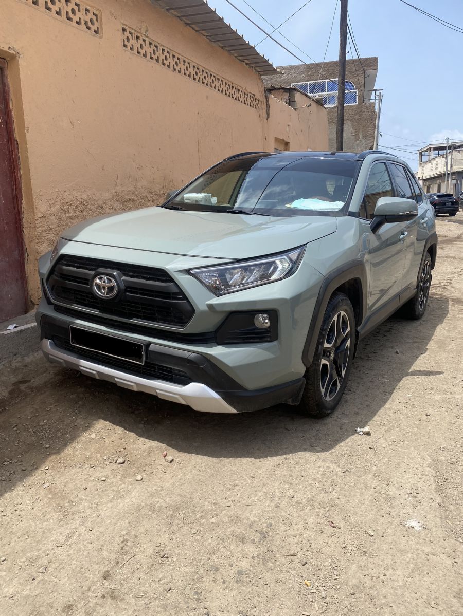 4 voitures à vendre - TOYOTA RAV4 2022 & HYUNDAI CRETA 2023 & HYUNDAI SANTÉ FE 2016 & TOYOTA LANDCRUISER PRADO 2021