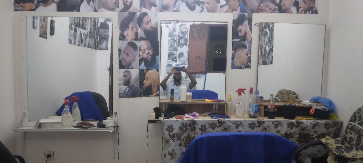 Salon de coiffure pour hommes - Emplacement stratégique, équipement inclus