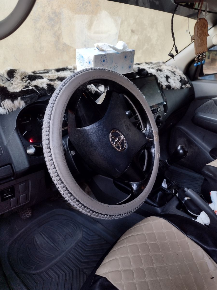 Toyota Hilux 2015, diesel, 4 pneus Michelin, climatisé, impeccable