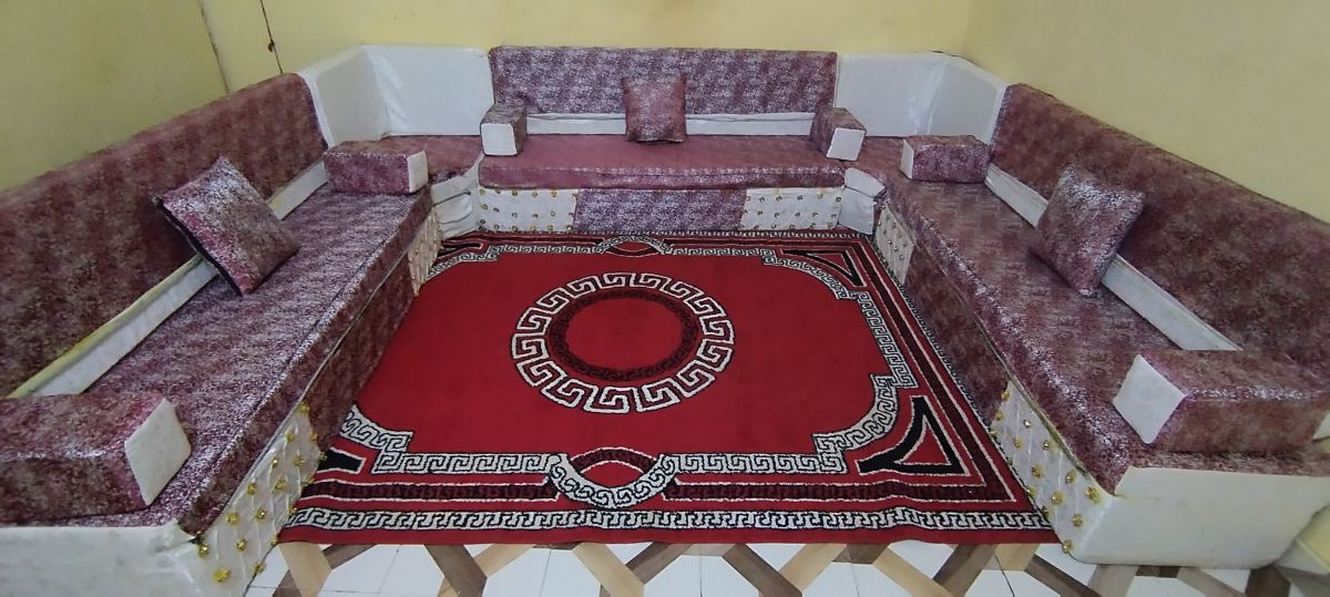 Salon Qaaci en U avec tapis, rideaux et table basse