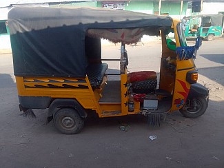 Bajaj en bon état à vendre pour construction
