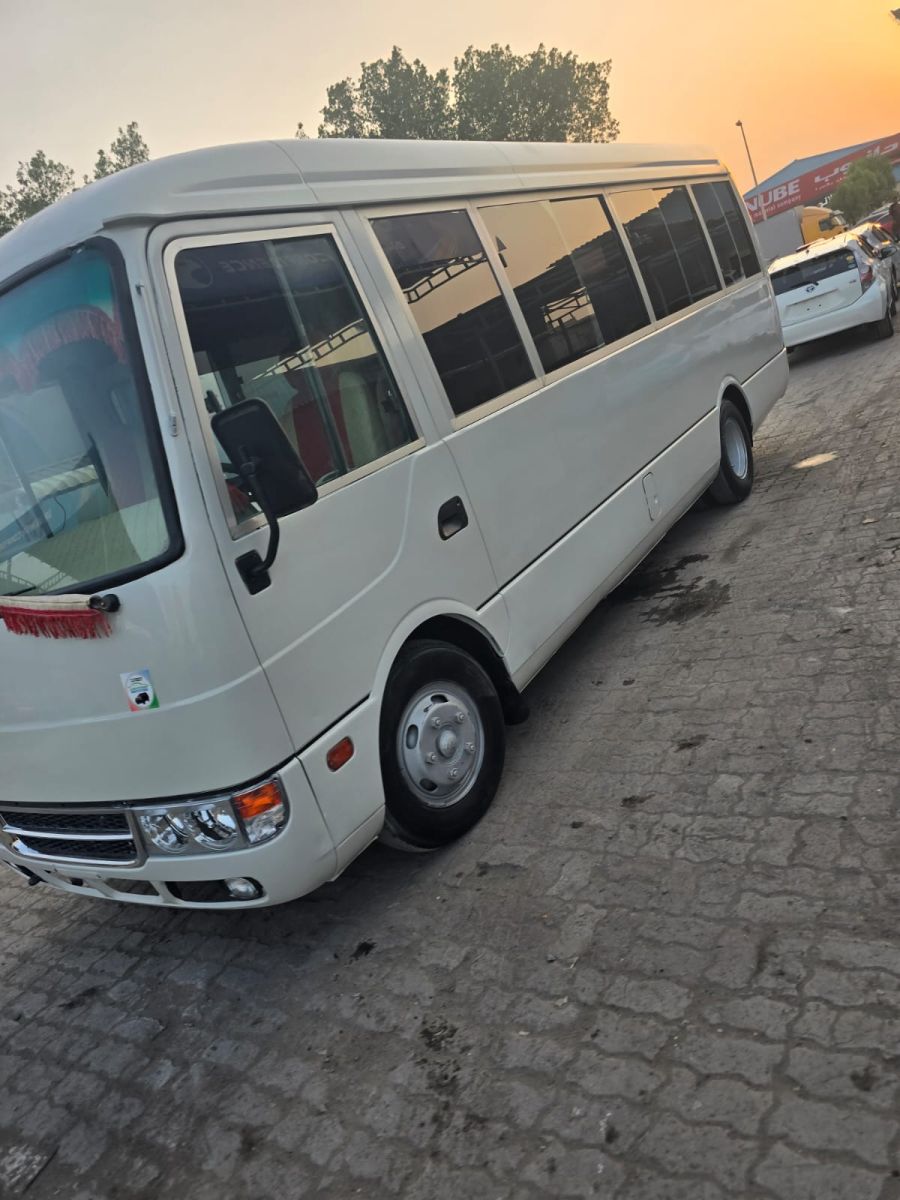 Bus Mitsubishi Rosa 2018 diesel 30 places, manuelle, jusqu\'au port