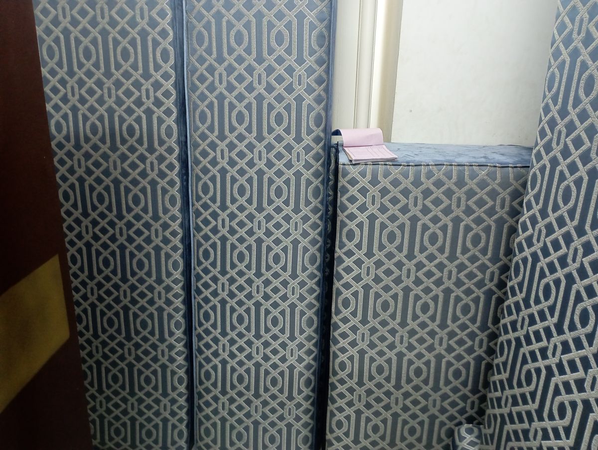 Canapé confortable en bon état, idéal pour salon ou appartement