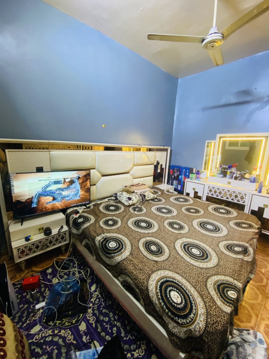 Chambre à coucher complète avec lit double, armoire et coiffeuse