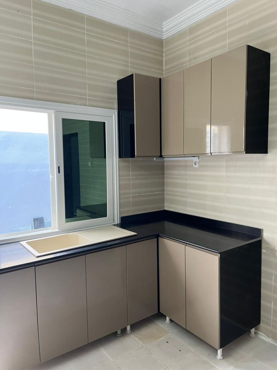 Cuisine moderne Black & Beige – Le Minimalisme de Luxe par SkyLife Homes