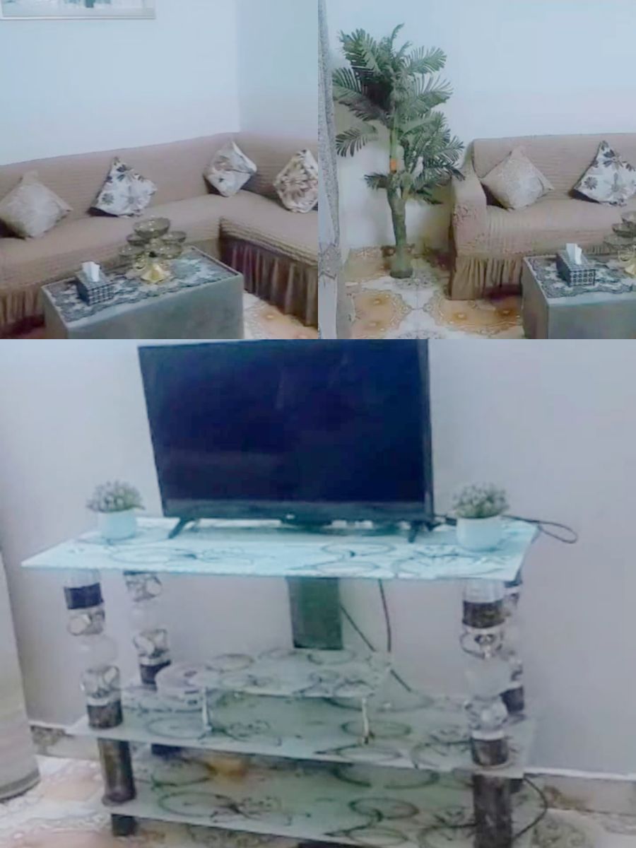 Ensemble de salon avec table TV et décoration moderne