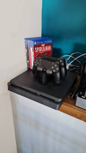 Playstation 4 Slim avec 1 manette et 4 jeux inclus
