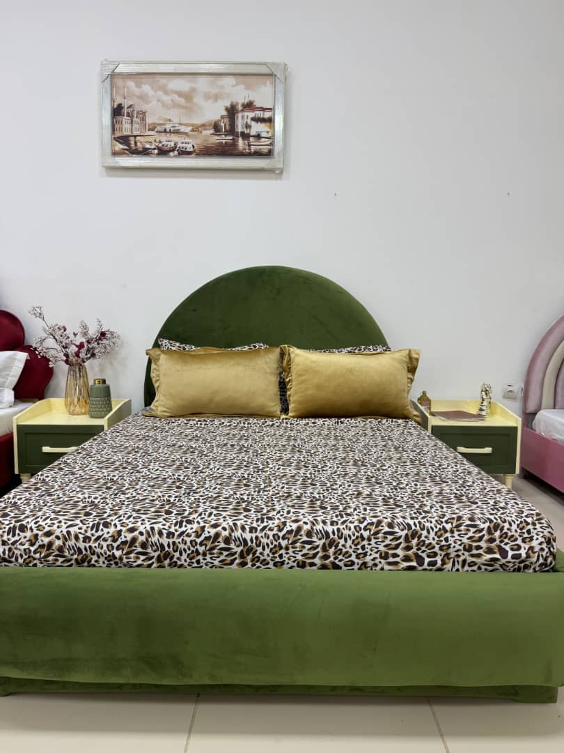 Lit double vert avec tête de lit arrondie