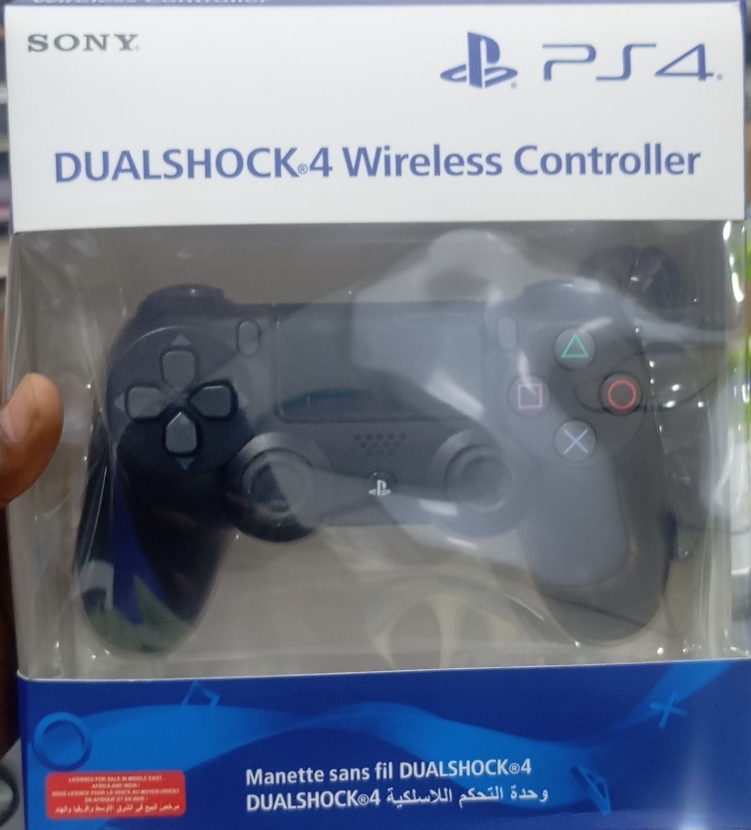 Manette PS4 neuve, originale et disponible.