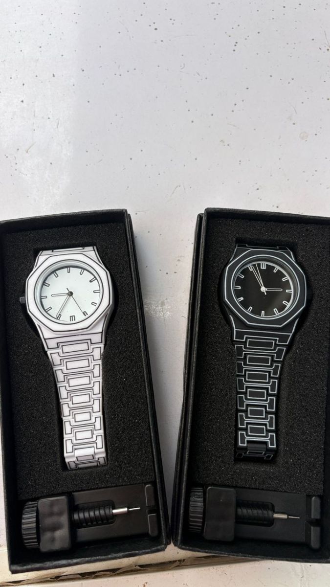 Montre unisexe MONIE avec tournevis inclus - stocks limités!