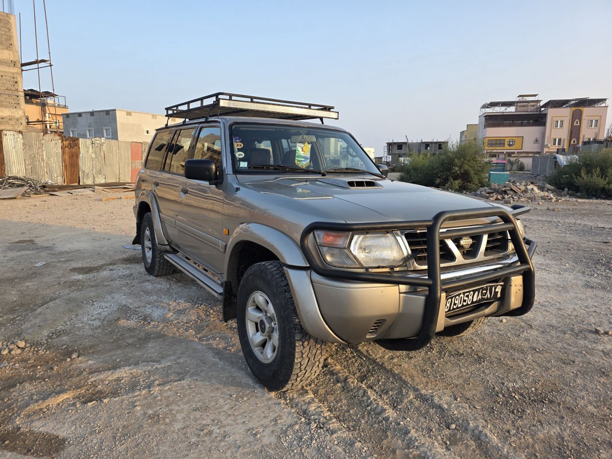 Nissan Patrol Y61 2000, 7 places, tout-terrain, très bon état