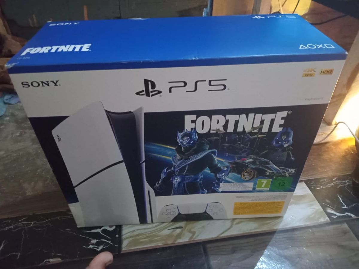 Play Station 5, neuf en boîte, jeu Fortnite offert!