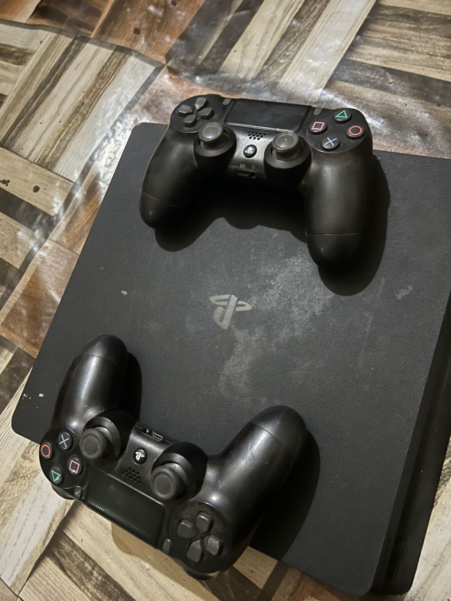 PlayStation 4 Slim en parfait état, comme neuf