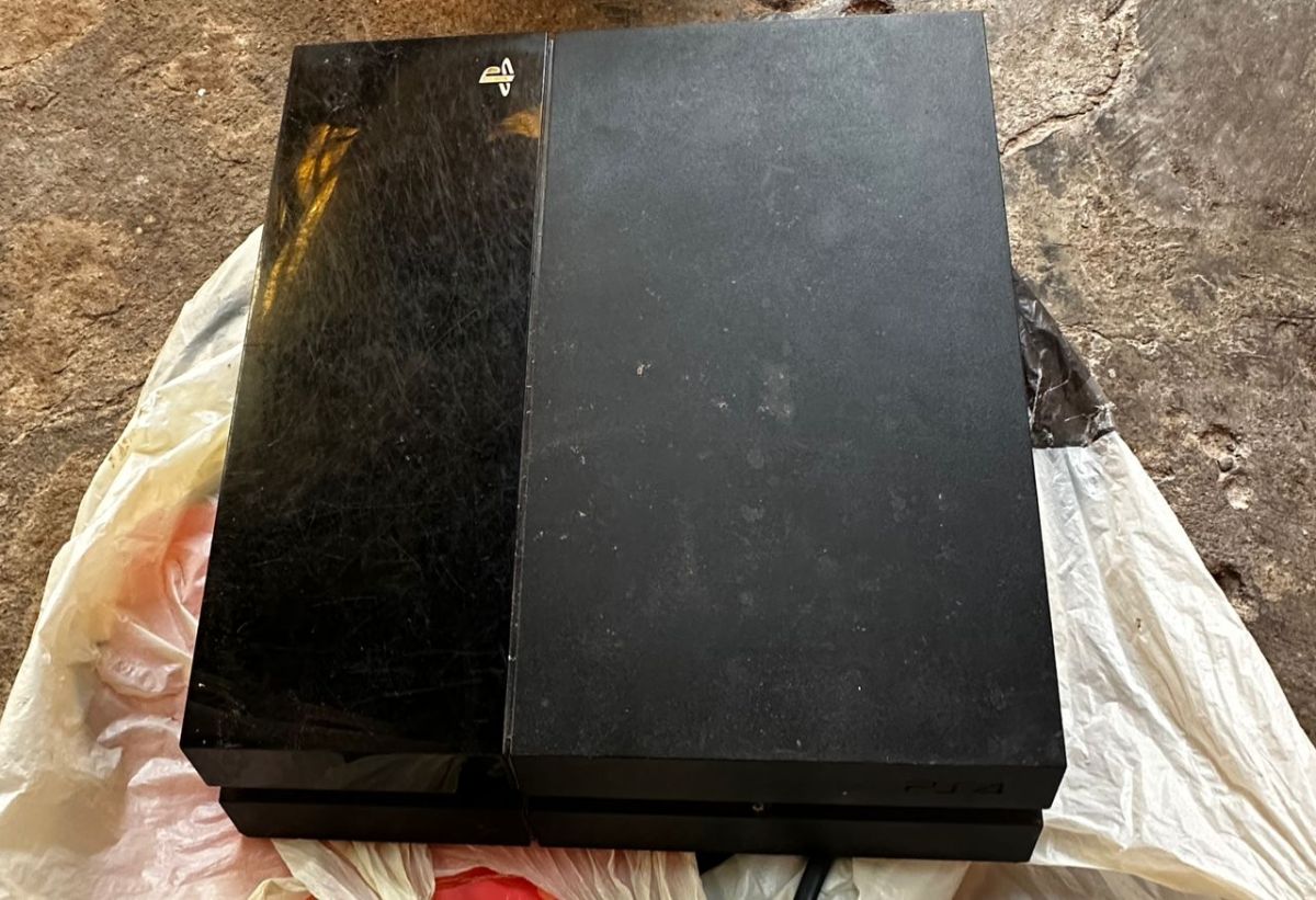 PS4 en excellent état avec 2 manettes - Prix négociable