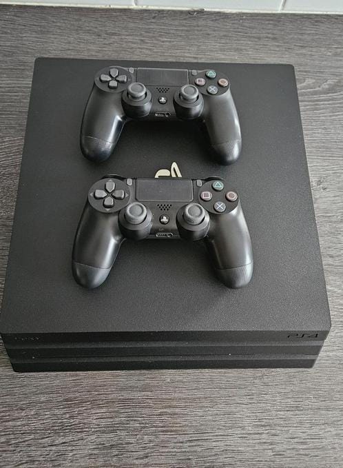 PS4 Pro avec 2 manettes, en excellent état