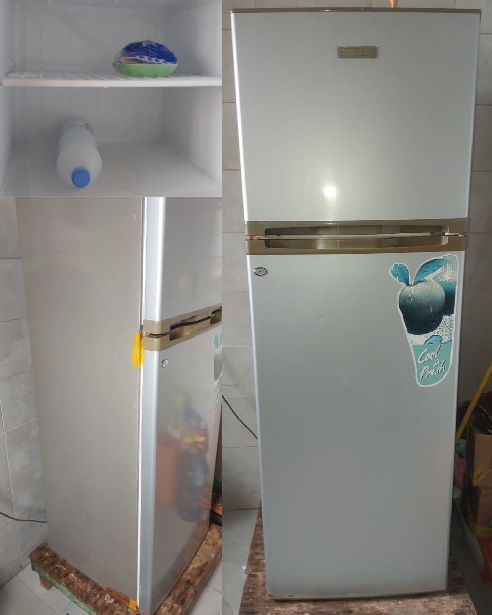 Réfrigérateur en bon état avec support en bois - 6 ans d\'utilisation