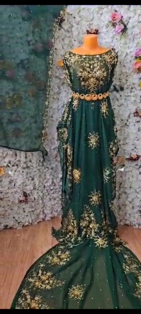 Robe de mariée traditionnelle, très bon état, bien ornée et travaillée