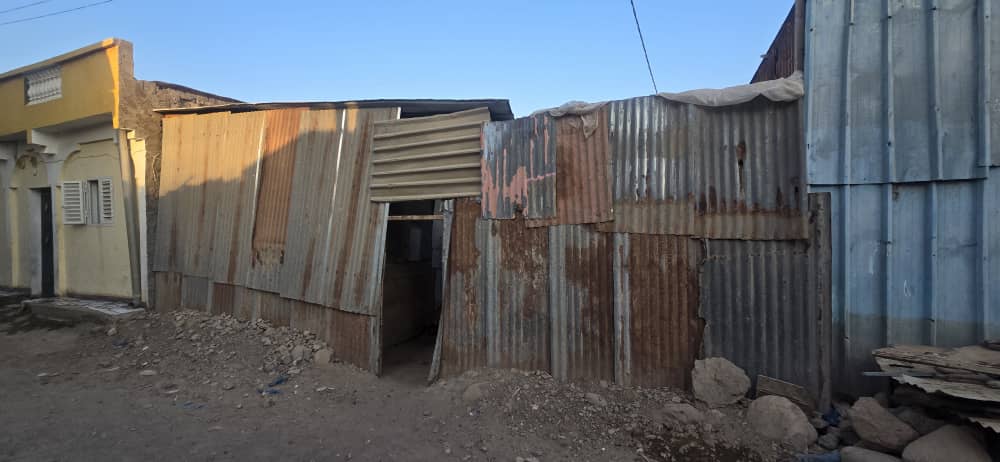 Salon en excellent état avec moquette et rideaux inclus