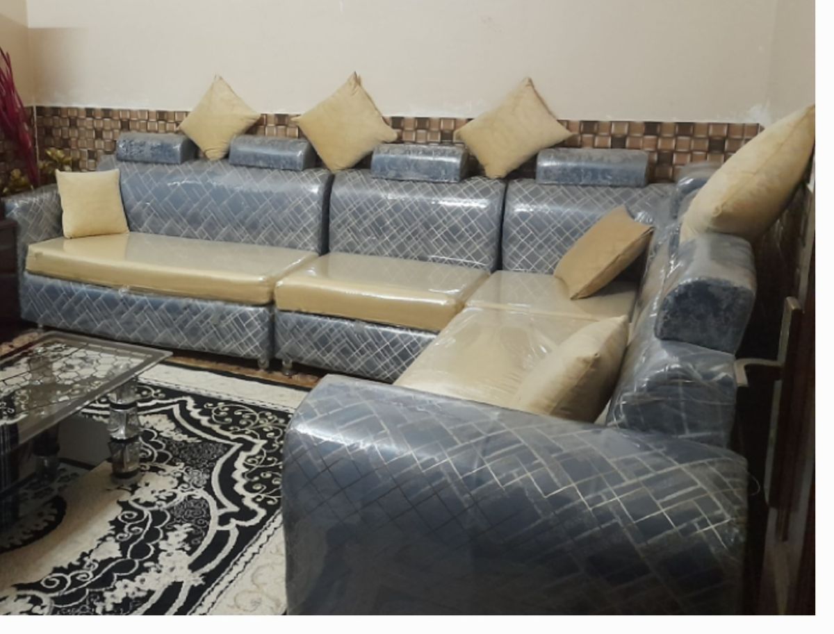 Salon qaaci L Comme neuf avec tapis et table basse