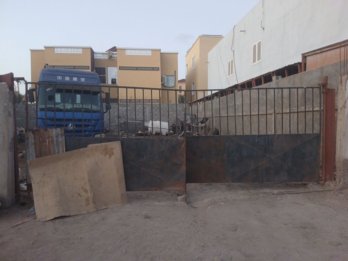 Terrain 400 m² avec clôture à Cité Saoudi, proche Riyade et port