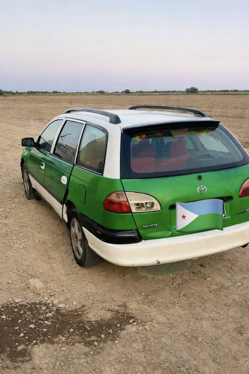 Taxi Toyota Avensis, en bon état, avec moteur de rechange offert
