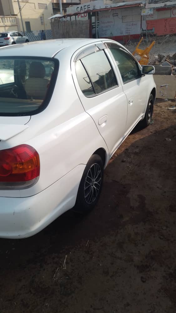 Toyota Platz 2005 essence, automatique, très bon état