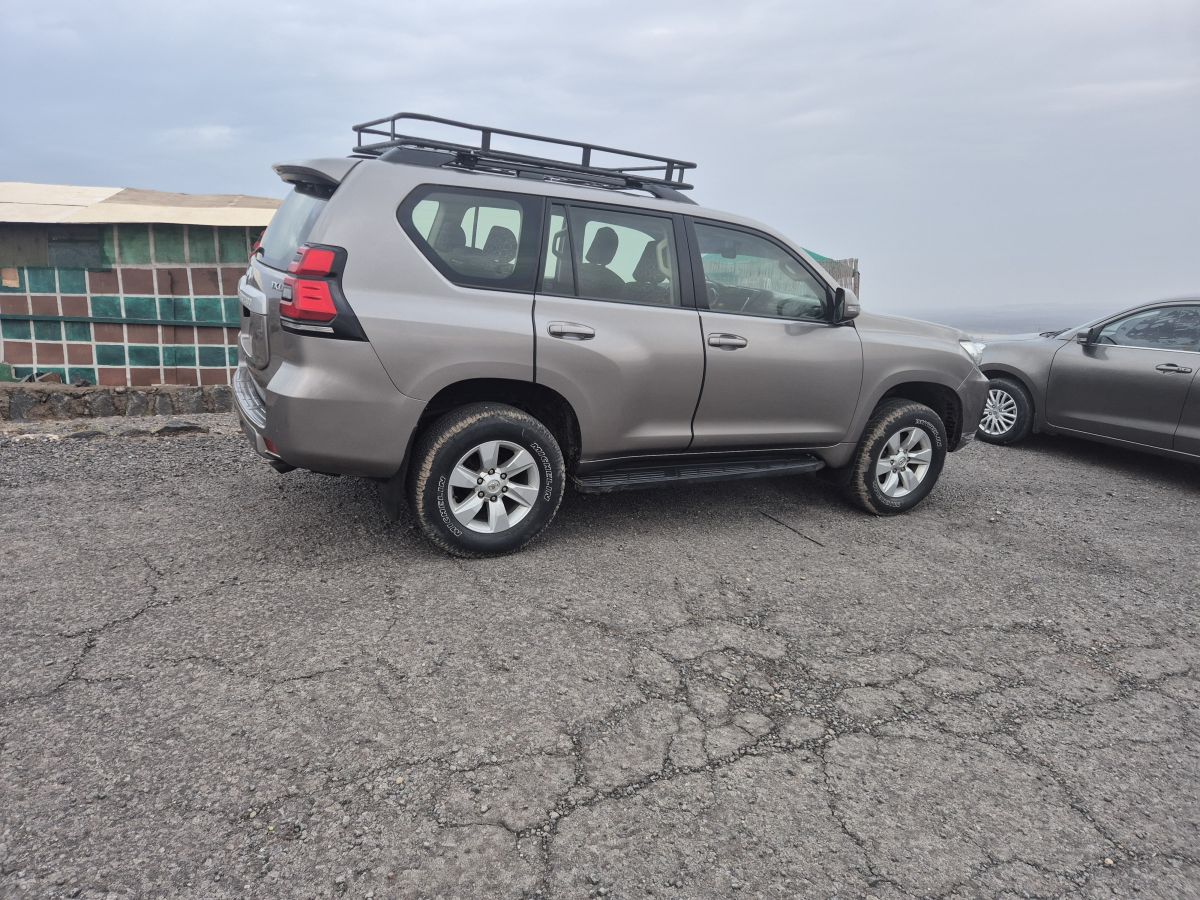 Toyota Prodo 2018, 7 places, gallerie, clim av/ar, frigo, entretien à jour