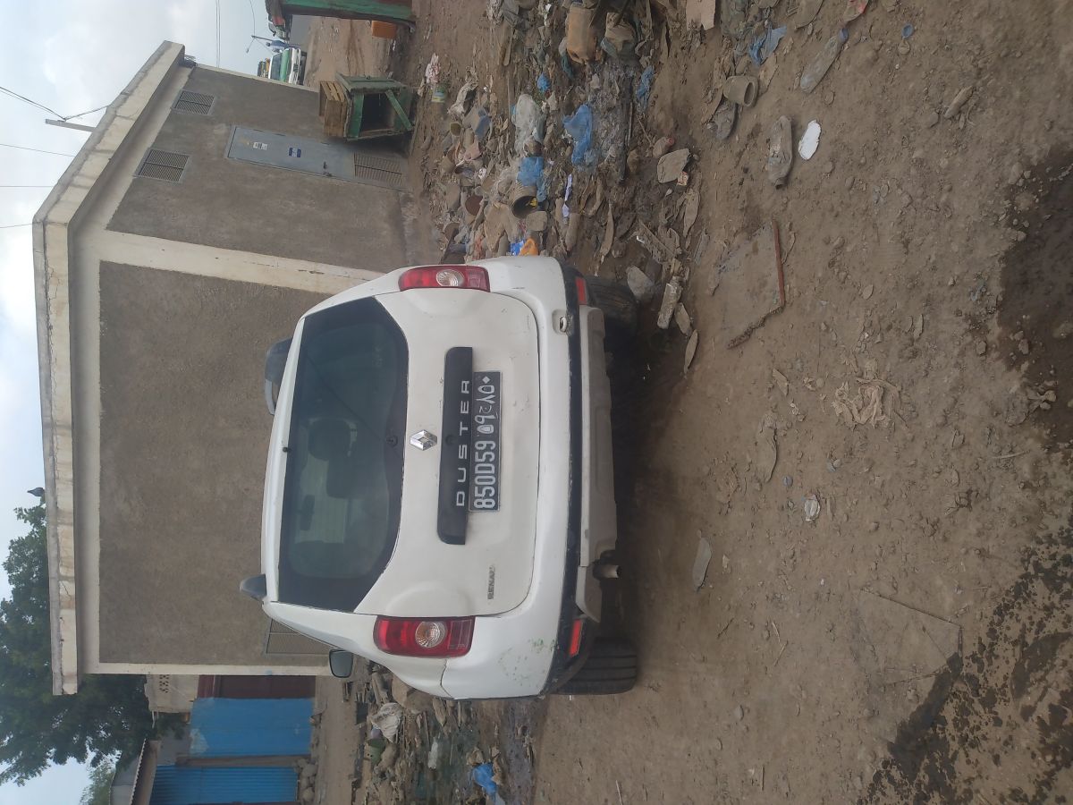 Voiture Blanche Essence 2023, en bon état avec clim fonctionnelle