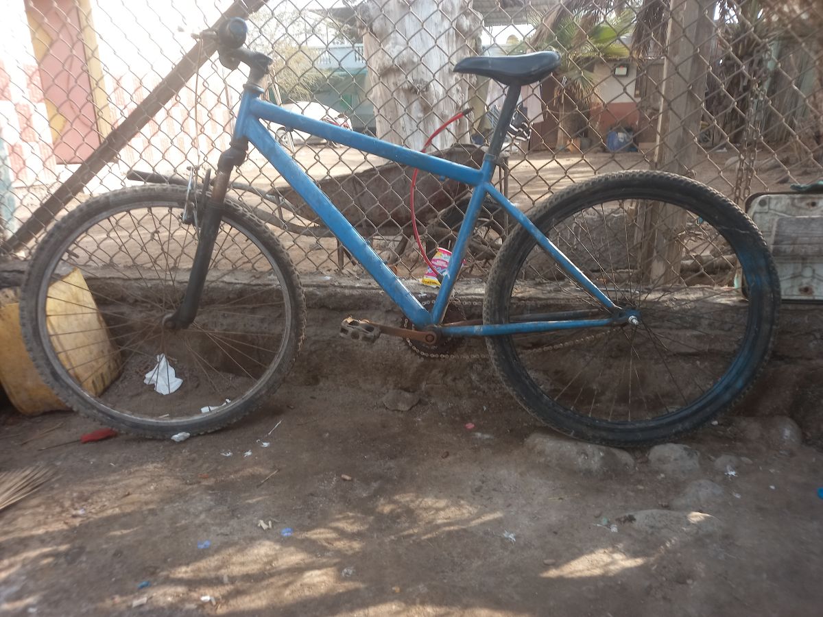 Vélo bleu en bon état - Prix négociable