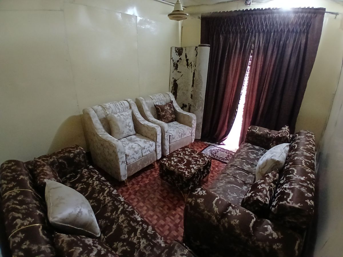 Salon neuf avec accessoires, prêt à être installé