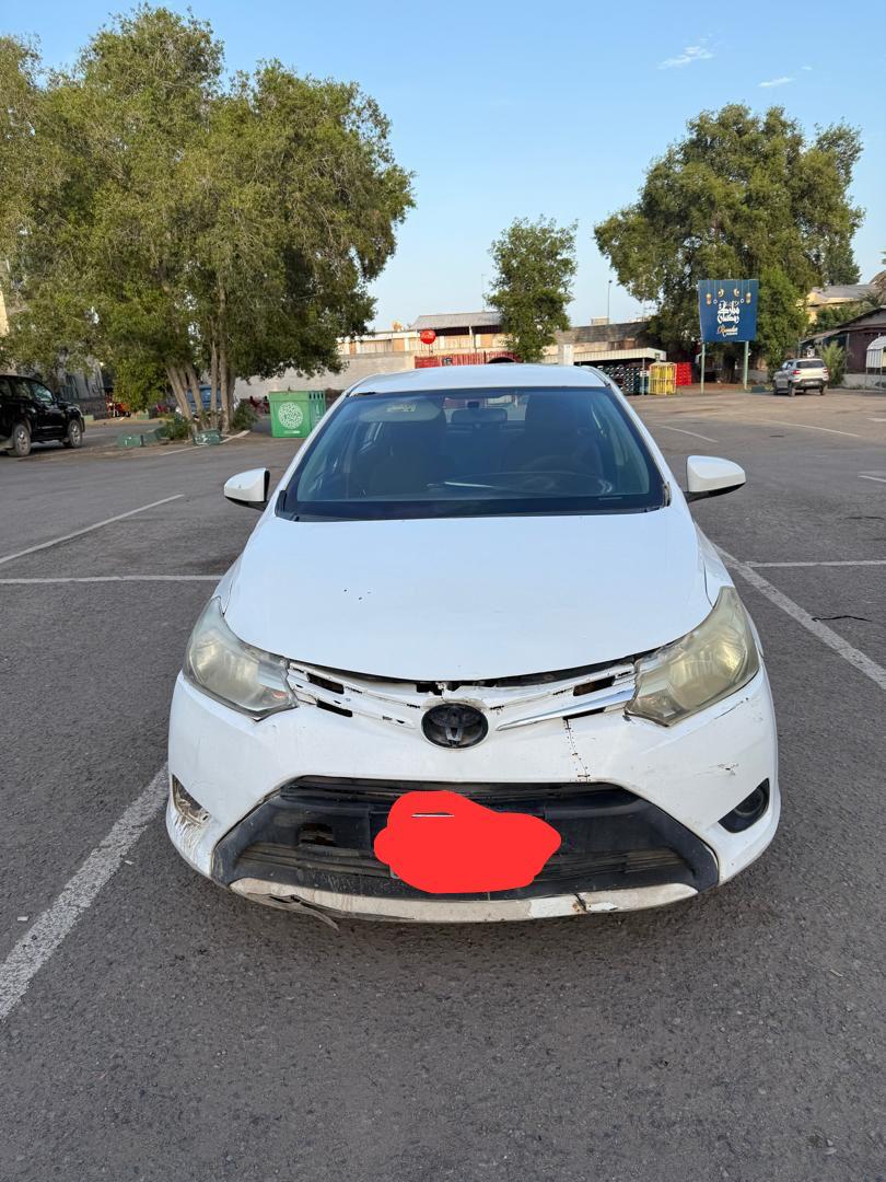 Toyota Yaris blanche, boîte automatique, économique et confortable