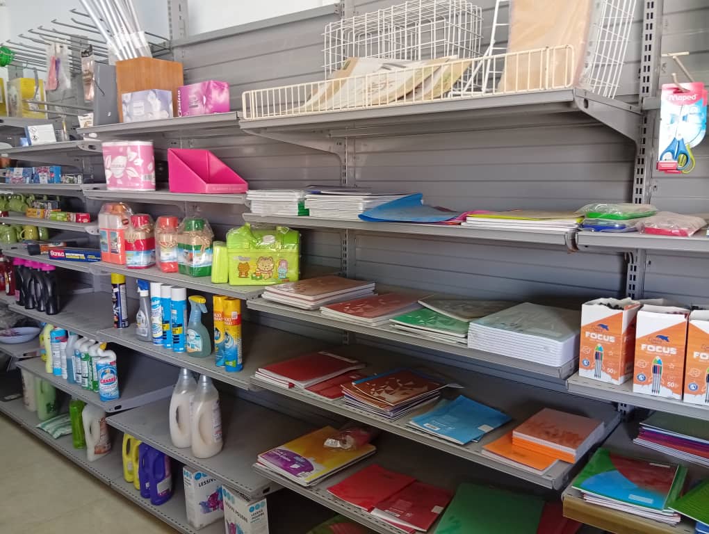 Étagères et réfrigérateur pour supérette en aluminium à vendre