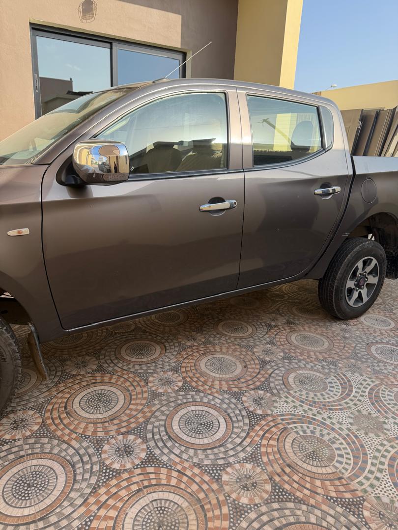 4 voitures à vendre - SUZUKI SWIFT 4 500 km 2022 & FIAT FULLBACK 2018 & HYUNDAI CRETA 2023 noir & HYUNDAI SANTÉ FE 2016