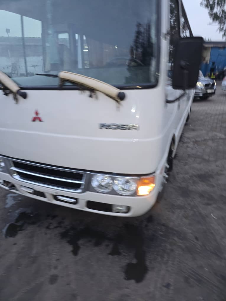 Mitsubishi Rosa 2017, diesel, 35 places, Disponible à djibouti