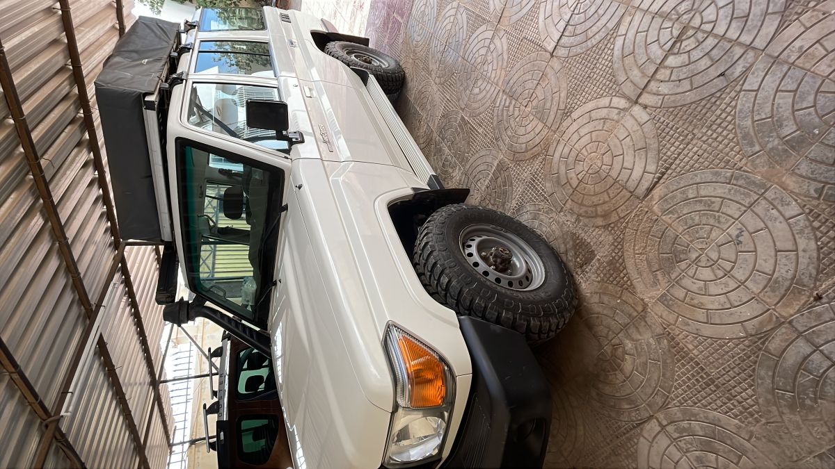 Toyota Land Cruiser HZJ76 2023, faible kilométrage, garantie jusqu\'en 2026