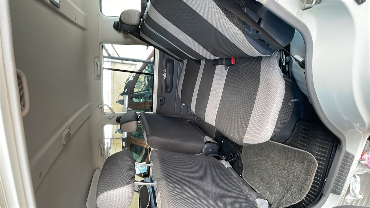 Toyota Land Cruiser HZJ76 2023, faible kilométrage, garantie jusqu\'en 2026