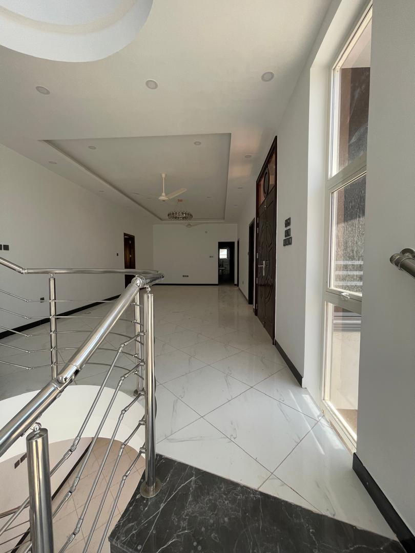 Villa moderne G+2 haut standing avec piscine et parking à louer à Haramous