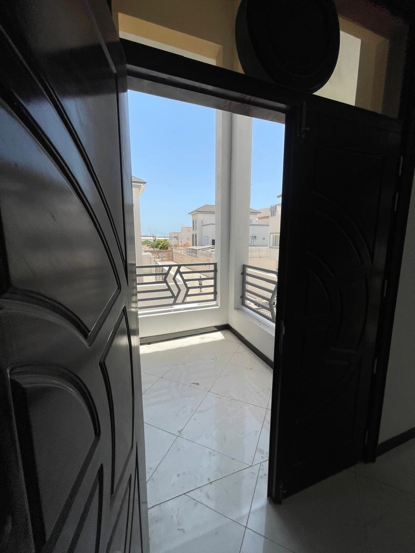 Villa moderne G+2 haut standing avec piscine et parking à louer à Haramous