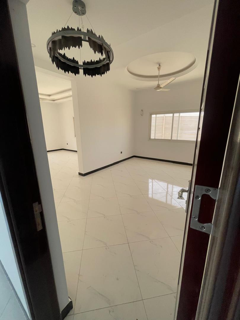 Villa moderne G+2 haut standing avec piscine et parking à louer à Haramous