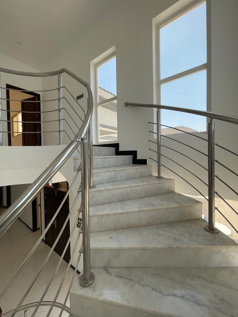 Villa moderne G+2 haut standing avec piscine et parking à louer à Haramous